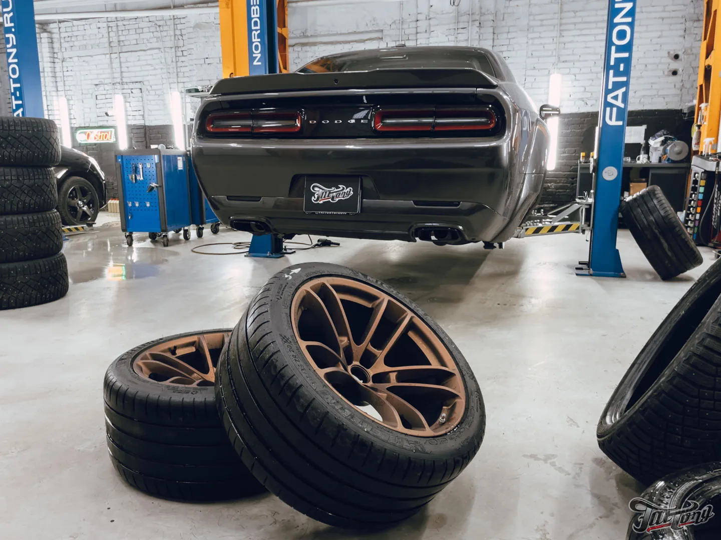 Еще один фирменный шиномонтаж на стендах Hunter для Dodge Challenger